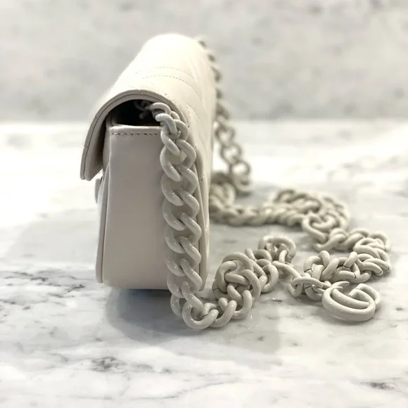 Gucci marmont bag in white chevron matelasse leather with a chain strap. - Picture 3 of 7